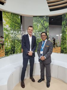 Foto: GD Holz Geschäftsführer Thomas Goebel mit MTC Chairman Tuan Haji Zainal Abidin Haji Abdullah auf dem Messestand des Veranstalters MTC