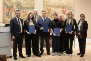 Foto © Jörg Sarbach, von links: Max Roggemann (1. Vorsitzender des Vereins Bremer Holzhändler e.V.), Sofie Ax, Kuehne + Nagel (AG & Co.) KG Bremen, Präses André Grobien, Lukas Matthies, Enno Roggemann GmbH & CO. KG, Maris Post Kuehne + Nagel (AG & Co.) KG Bremen, Skrolan Schaefer, Human Resources Operations Managerin, Kuehne + Nagel (AG & Co.) KG Bremen, Karla Zoé Petermann, Kuehne + Nagel (AG & Co.) KG Bremen, Brigitta Wendisch (Dreyer & Hillmann Stiftung)