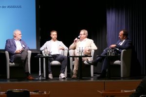 Foto: (c) GD Holz. Von links nach rechts: Prof. Dr. Jürgen Kropp, Stefan Ziegler, Alexander Happ, Tobias Lamer